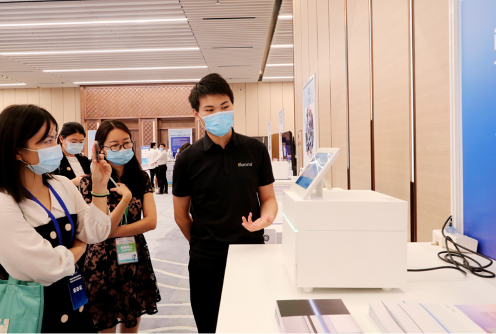 第四屆進博會食品及農產品展區(qū)、醫(yī)療器械及醫(yī)藥保健展區(qū)展前供需對接會的工作人員在介紹一臺測序儀展品